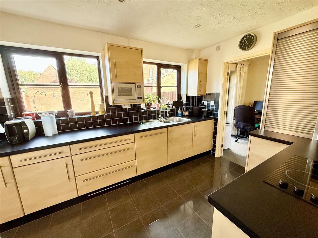 Property photo 3 of 18 Kitchen