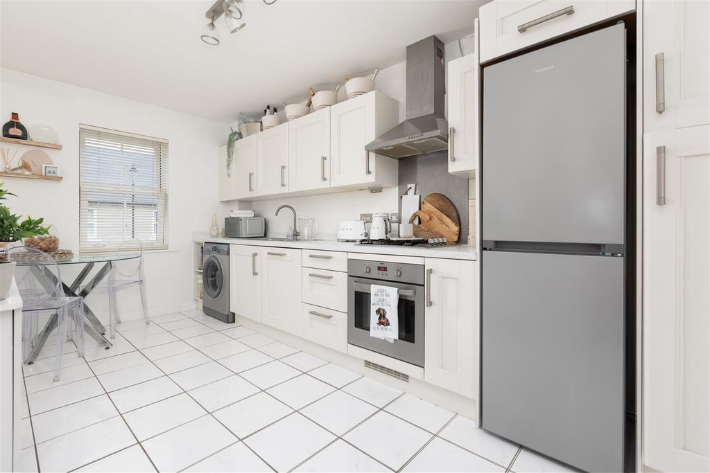 2 bed maisonette for saleDickens Boulevard, Fairfield SG5 photo 5