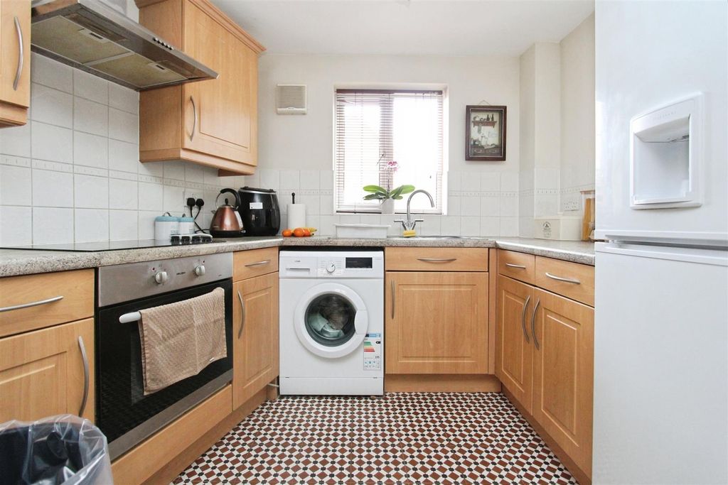 Property photo 3 of 7 Kitchen