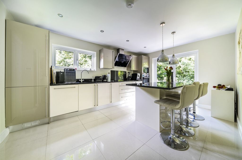 Property photo 3 of 19 Kitchen