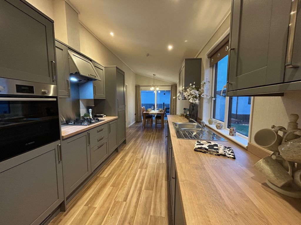 Property photo 1 of 9 Kitchen