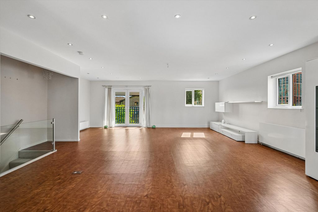 Property photo 3 of 17 Image