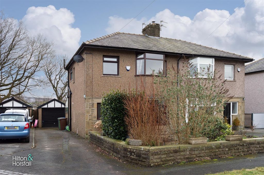 Property photo 1 of 15 Castle Close