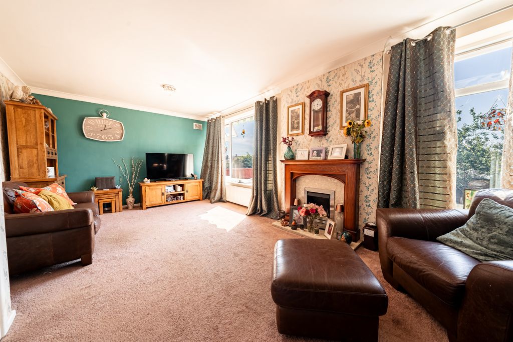 Property photo 2 of 18 .