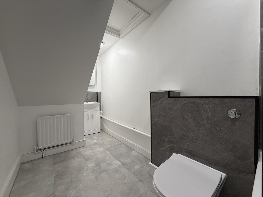 Property photo 2 of 9 Bathroom