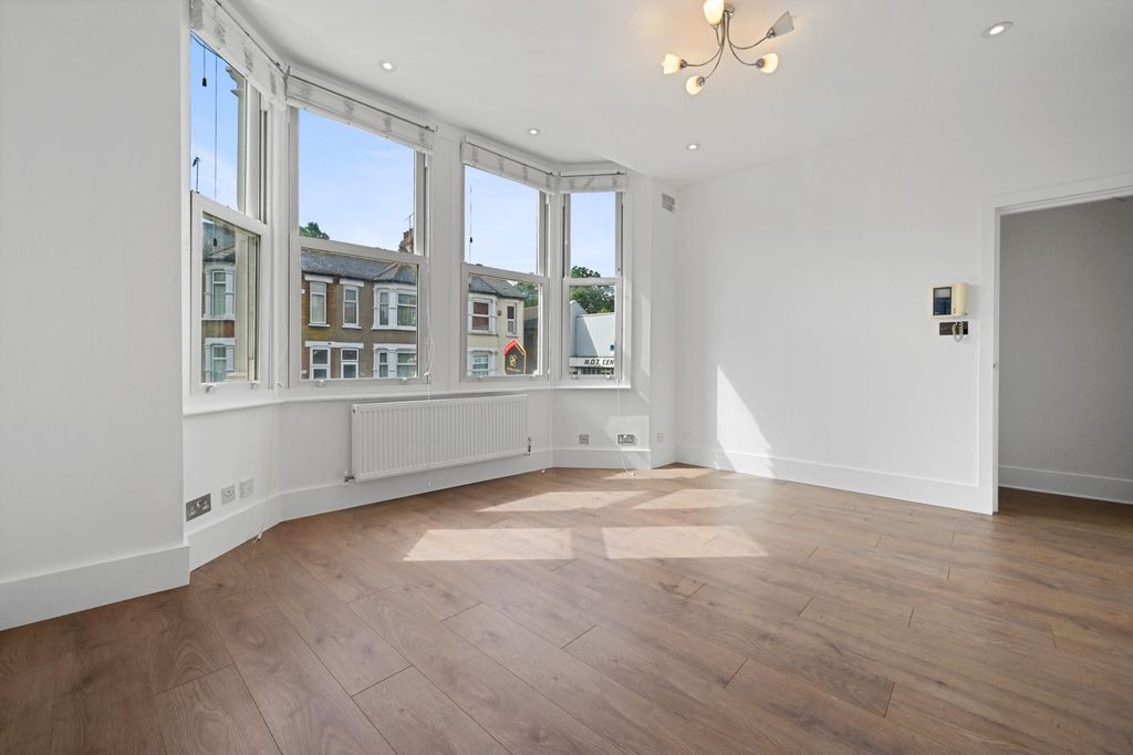 Property photo 1 of 10 Outstanding Turn Key 2 Bedroom Ground Floor Garden Flat