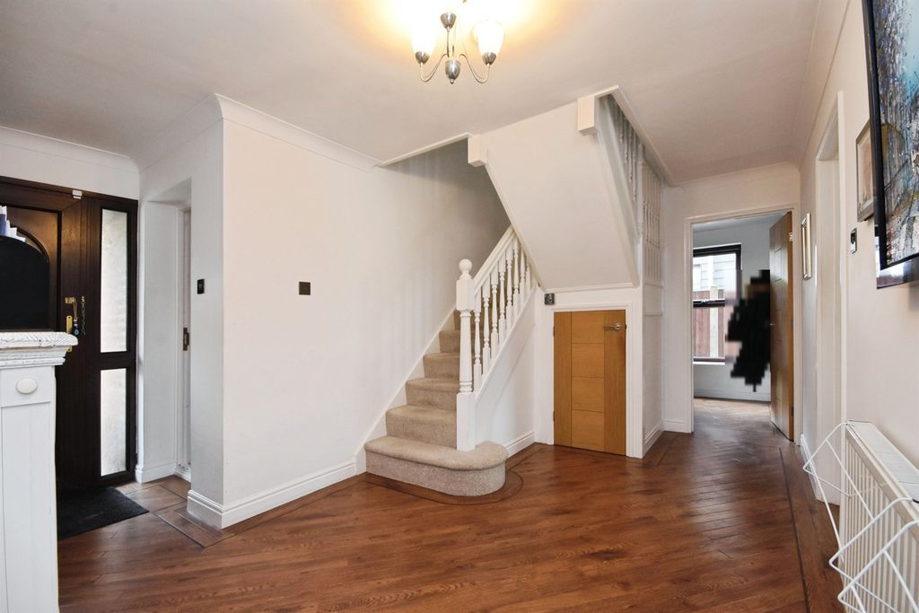 Property photo 2 of 21 Entrance Hall