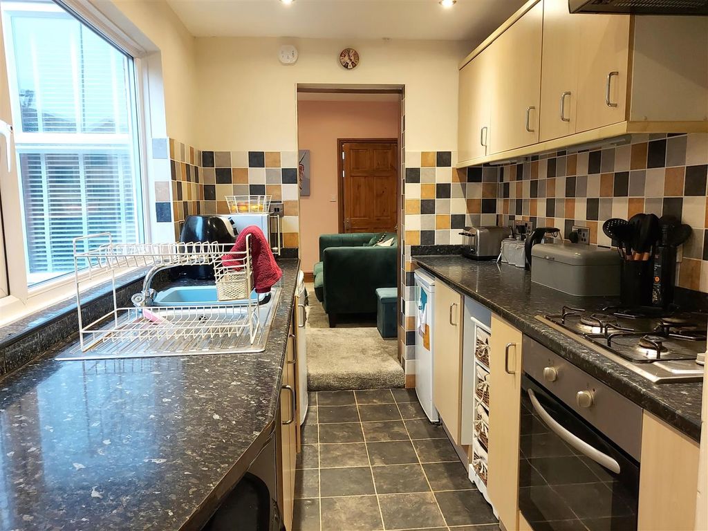 Property photo 3 of 17 Kitchen