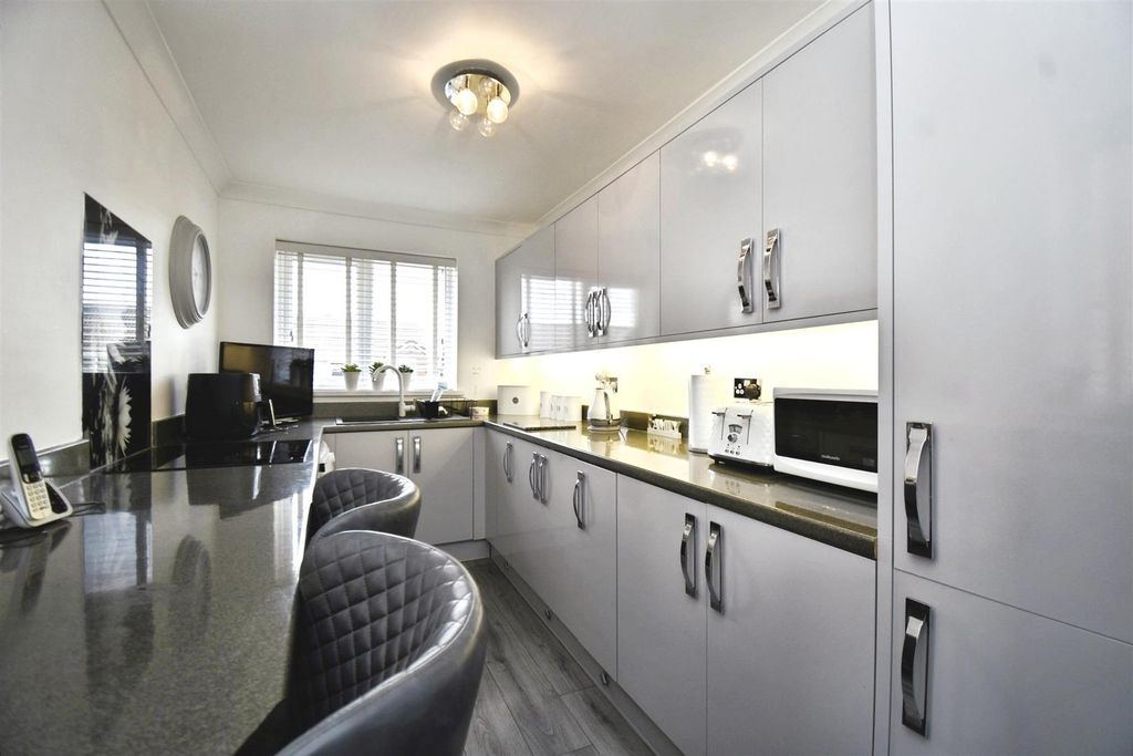 Property photo 3 of 16 Fitted Kitchen