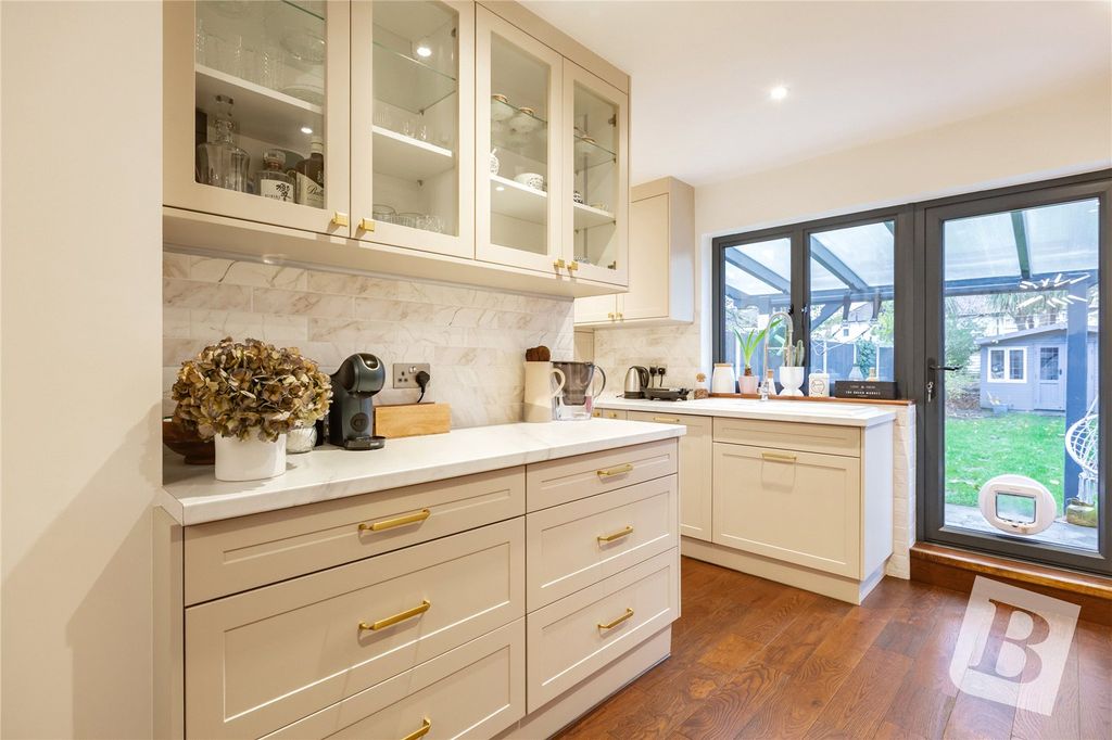 Property photo 2 of 19 Kitchen