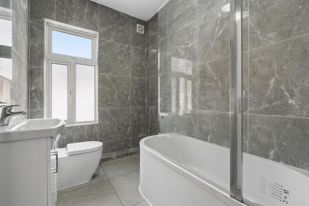 Property photo 2 of 20 41 Gilbey Road, London Bathroom 2.Jpg