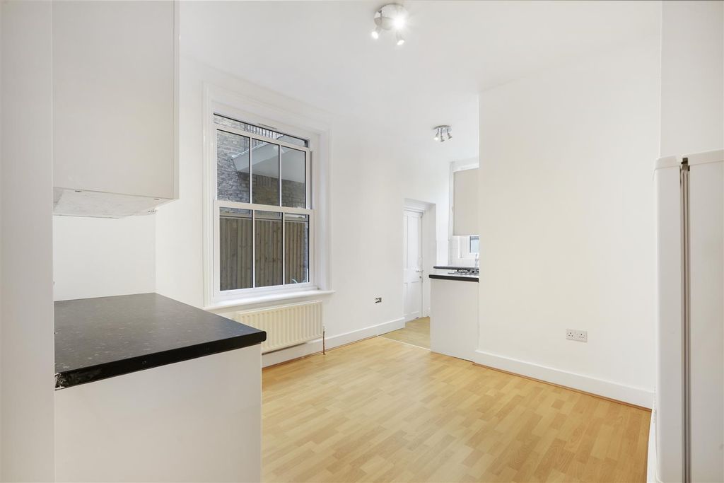Property photo 3 of 10 Flat 209, Elmhurst Mansions - Wtczqs6Rg9Hhyhmov7Cj