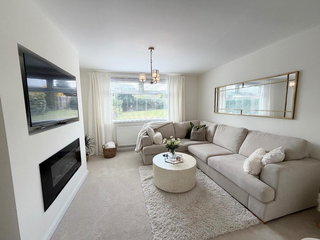 Property photo 2 of 21 Lounge