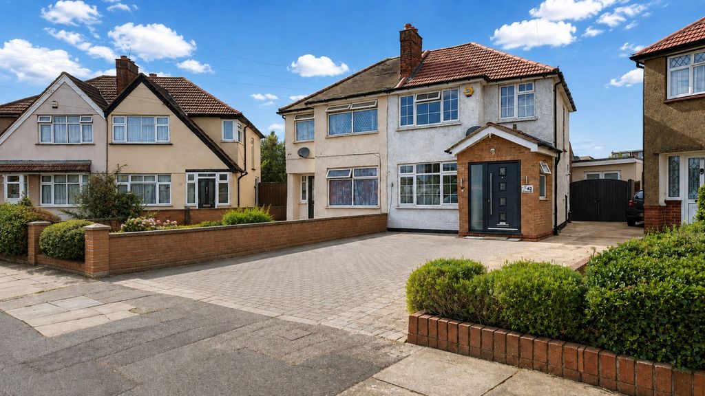 Property photo 1 of 17 Four Bedroom Semi-Detached House In Hayes