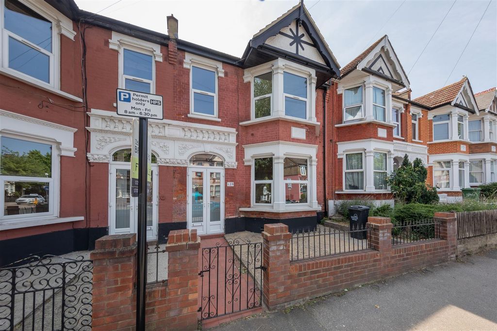 Property photo 1 of 25 Hale End Road, E4