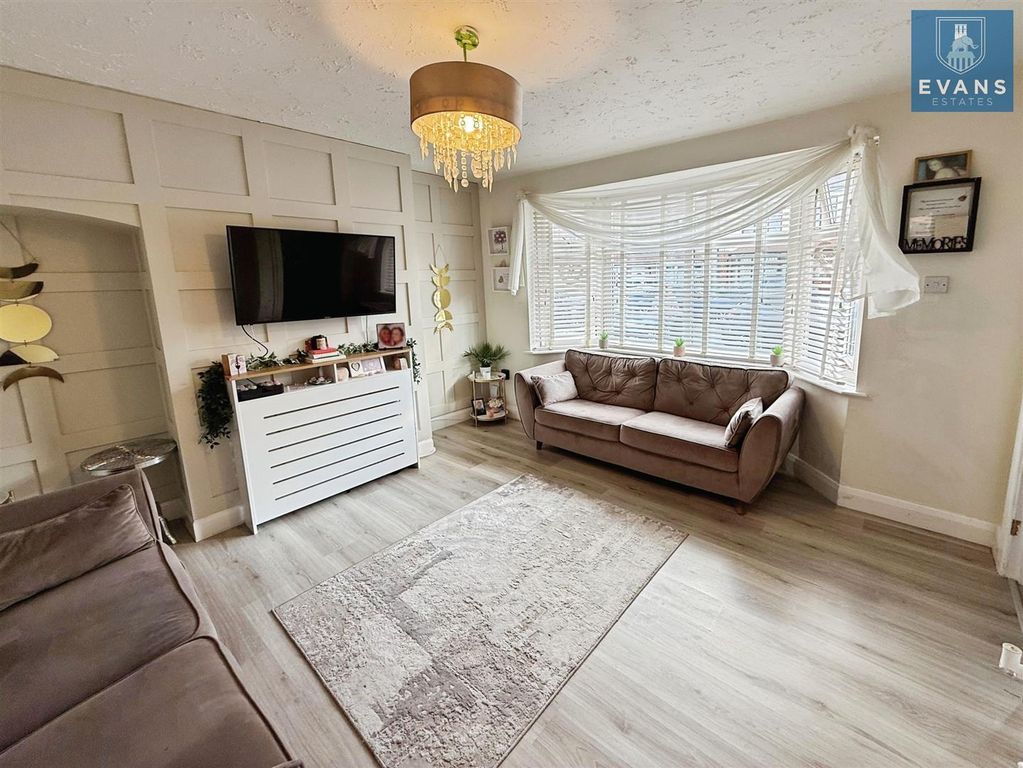 Property photo 3 of 11 Lounge
