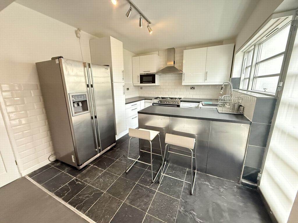 Property photo 3 of 11 Kitchen