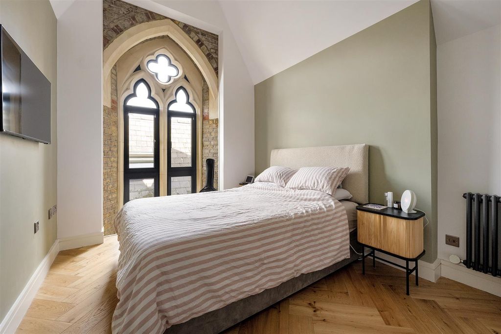Property photo 3 of 28 Arcadia Street, E14