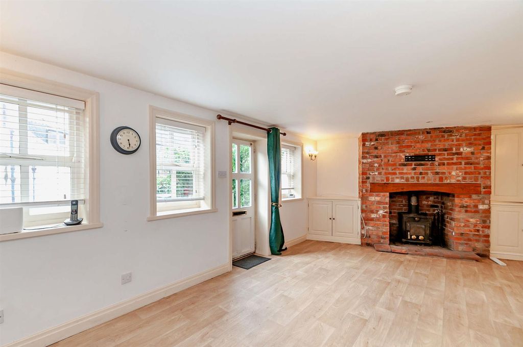 Property photo 2 of 8 8658594-Interior13-800.Jpg