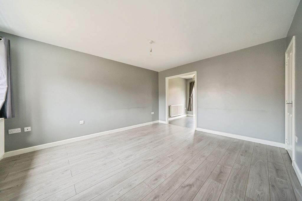 Property photo 3 of 17 Lounge