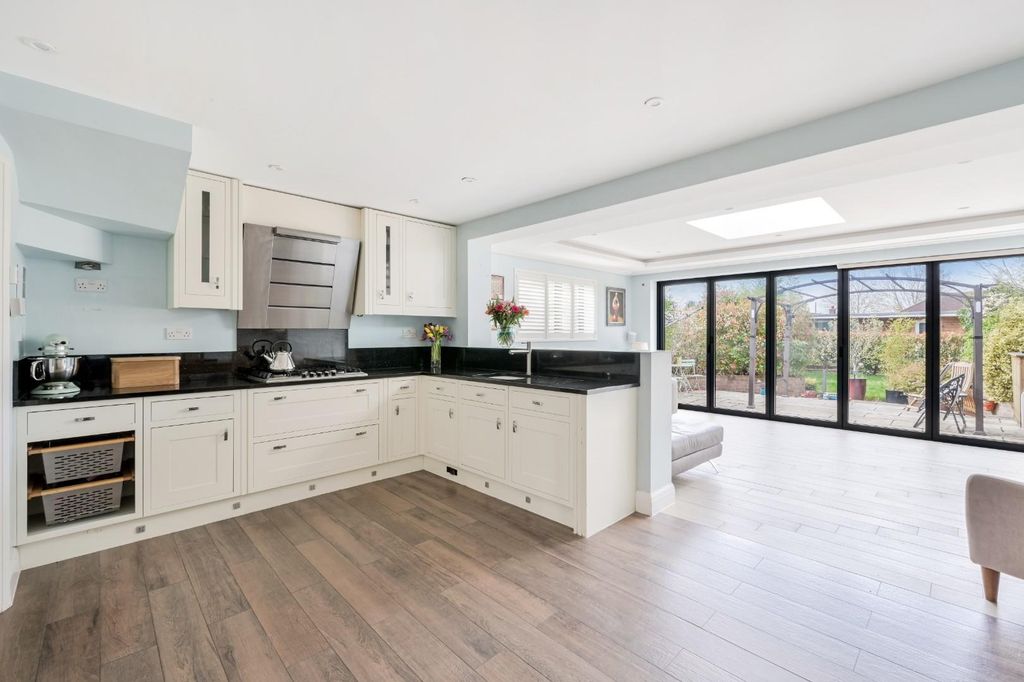Property photo 2 of 14 Walsingham Gardens
