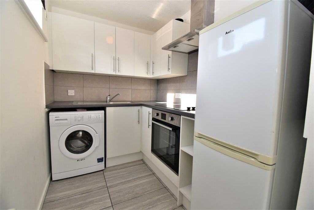 Property photo 3 of 10 Kitchen