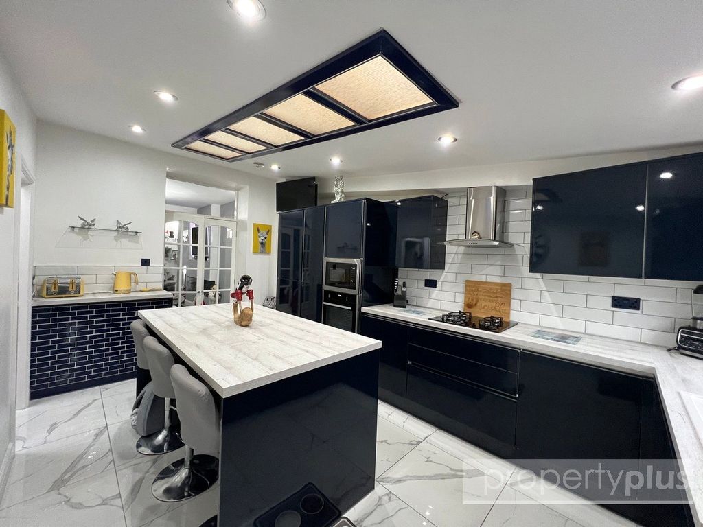 Property photo 1 of 19 Picture No. 12