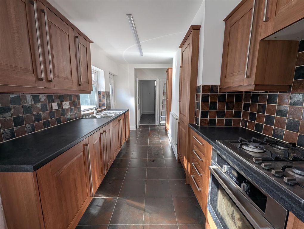 Property photo 3 of 12 Kitchen