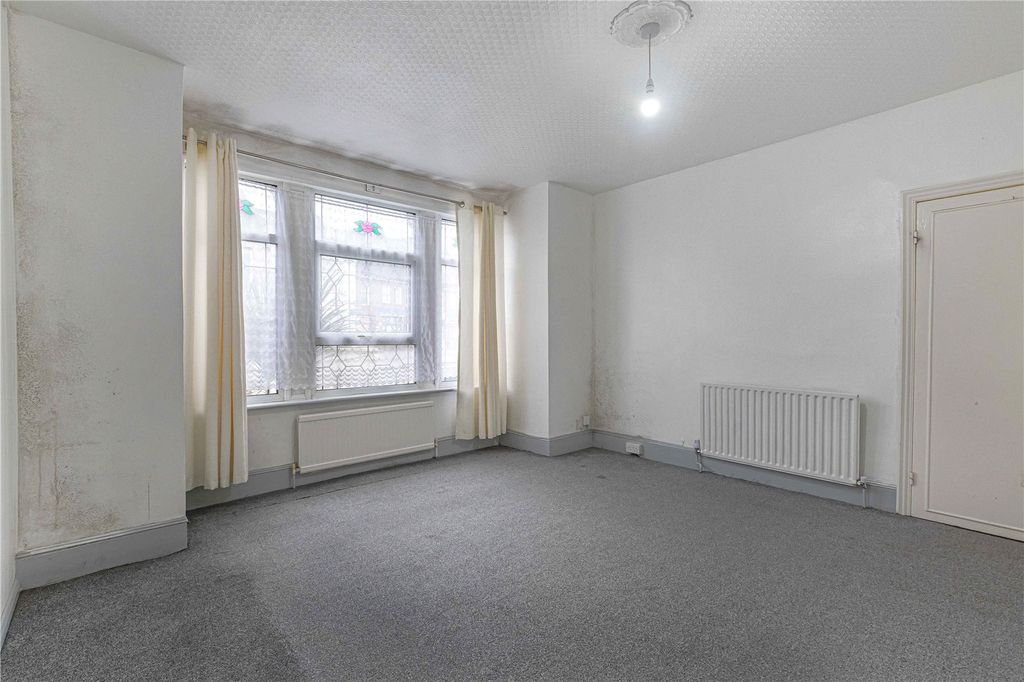 Property photo 2 of 20 Lounge