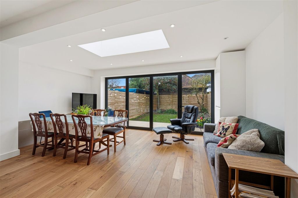 Property photo 2 of 16 2 Elm Close-3.Jpg