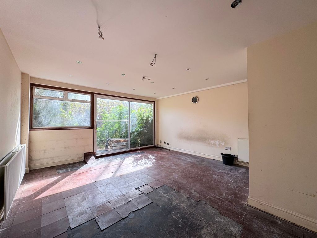 Property photo 2 of 15 Lounge/Dining Area