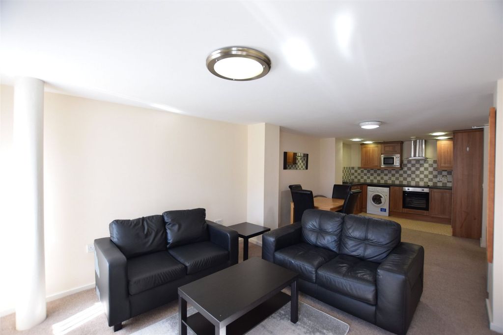 Property photo 2 of 6 Living Room/Kitchen