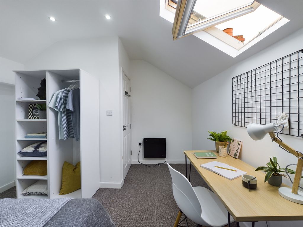 Property photo 1 of 5 A Spacious And Well-Lit Large Double Bedroom, Perf...