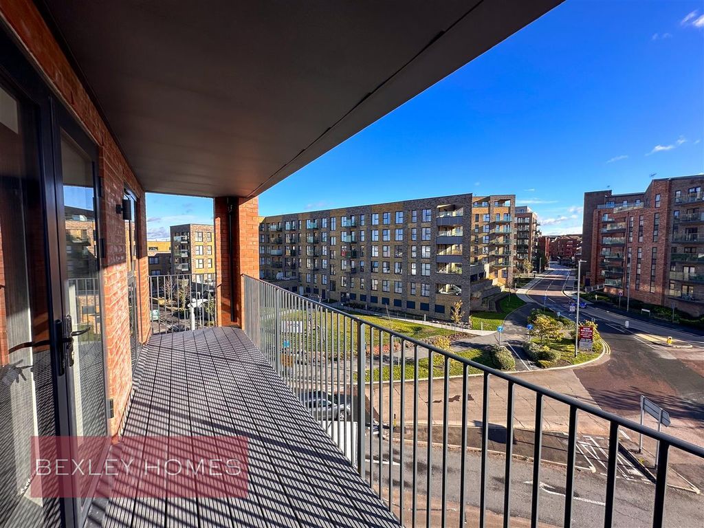 Property photo 1 of 10 Balcony