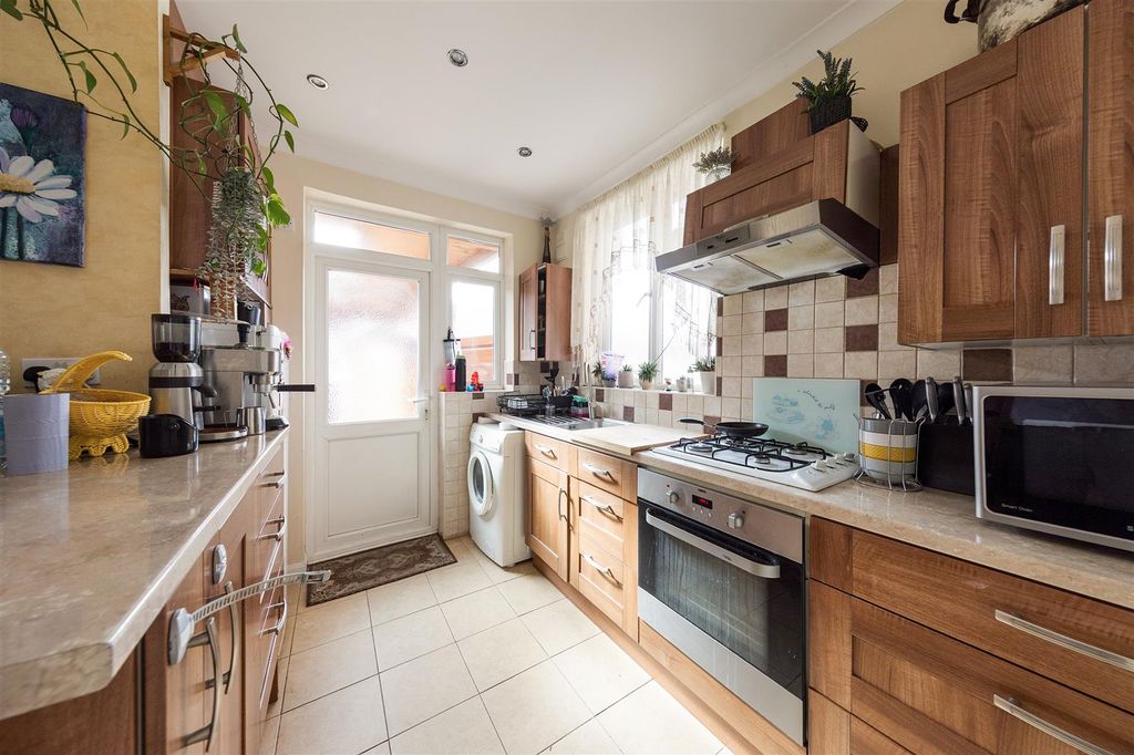 Property photo 3 of 22 Trevose Road, E17