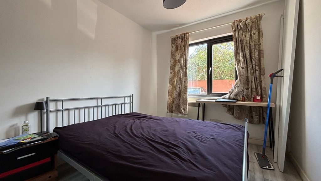 Property photo 1 of 5 Bright Bedroom With Large Window And Double Bed...