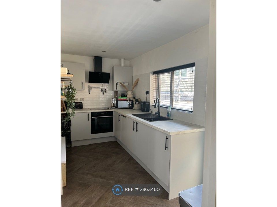 Property photo 3 of 12 Kitchen