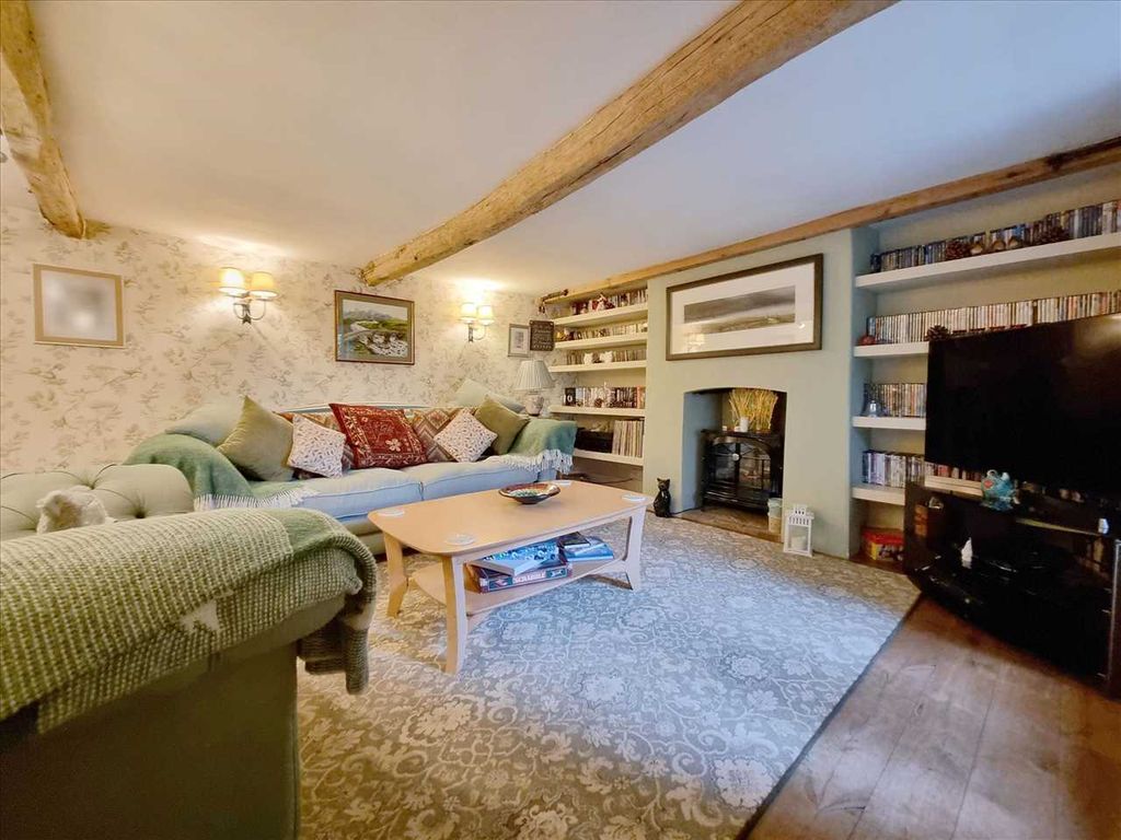 Property photo 3 of 18 Lounge: