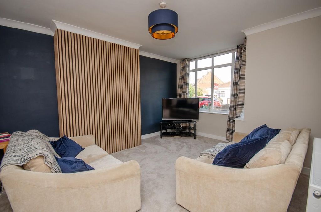 Property photo 2 of 20 Lounge.Jpg