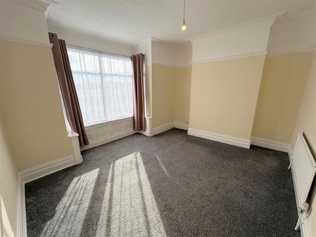 Property photo 2 of 8 Bedroom