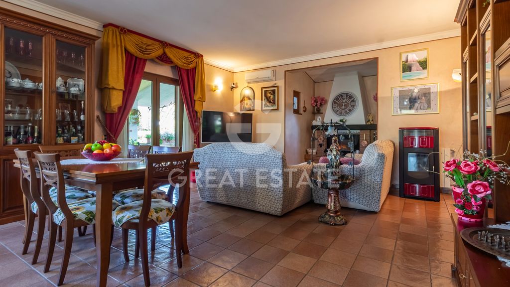 Property photo 2 of 25 Interiors