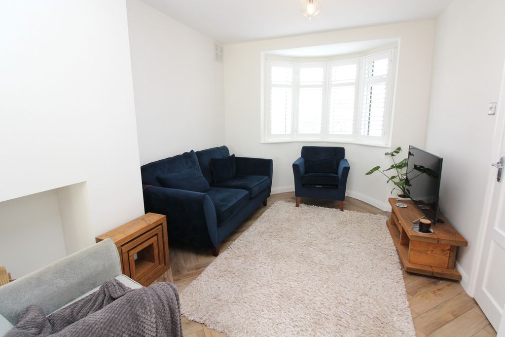 Property photo 2 of 13 Lounge