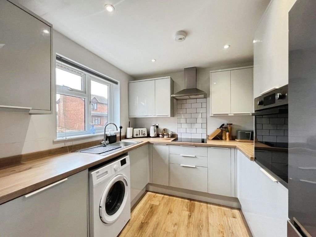 Property photo 2 of 15 Pbox-Kitchen-326117.Jpg
