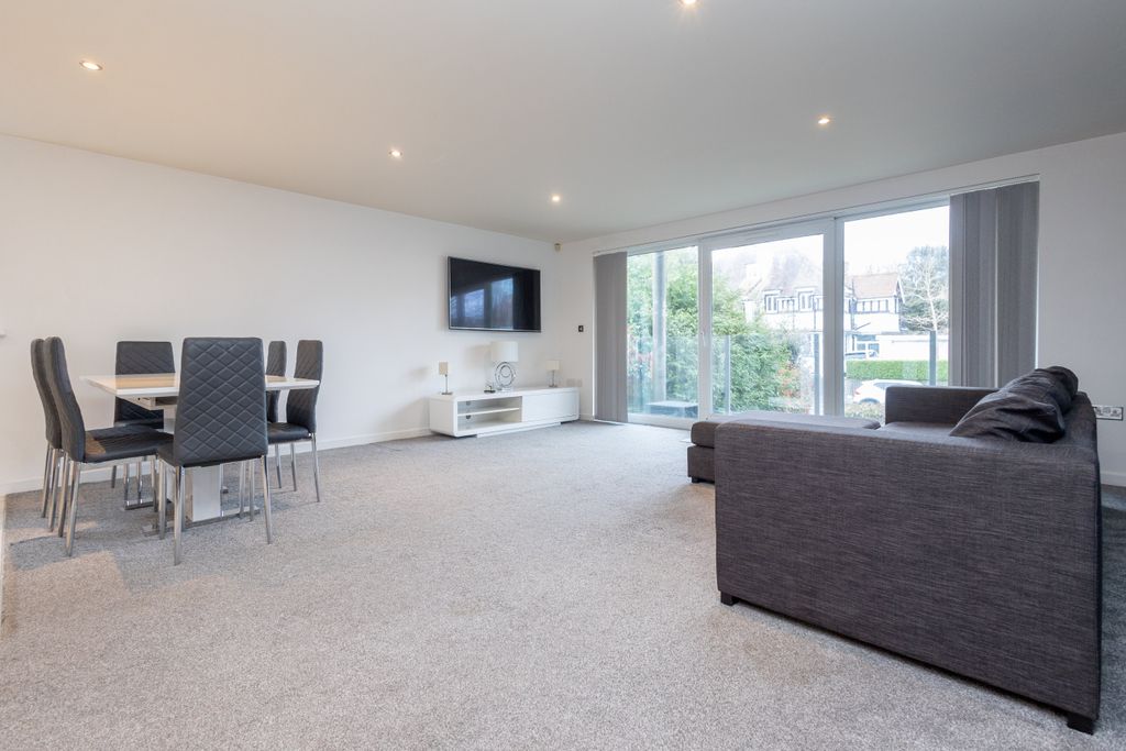 Property photo 3 of 13 R6M_2832