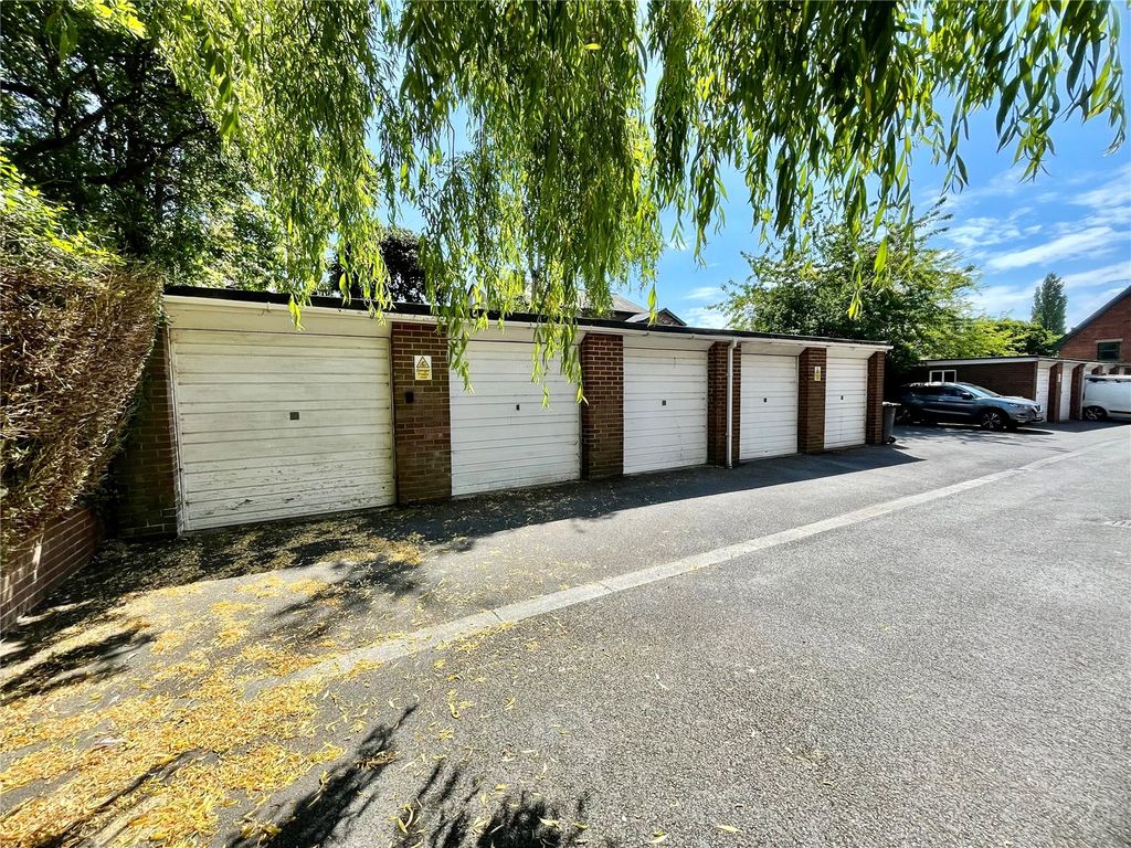 Property photo 3 of 11 Garage