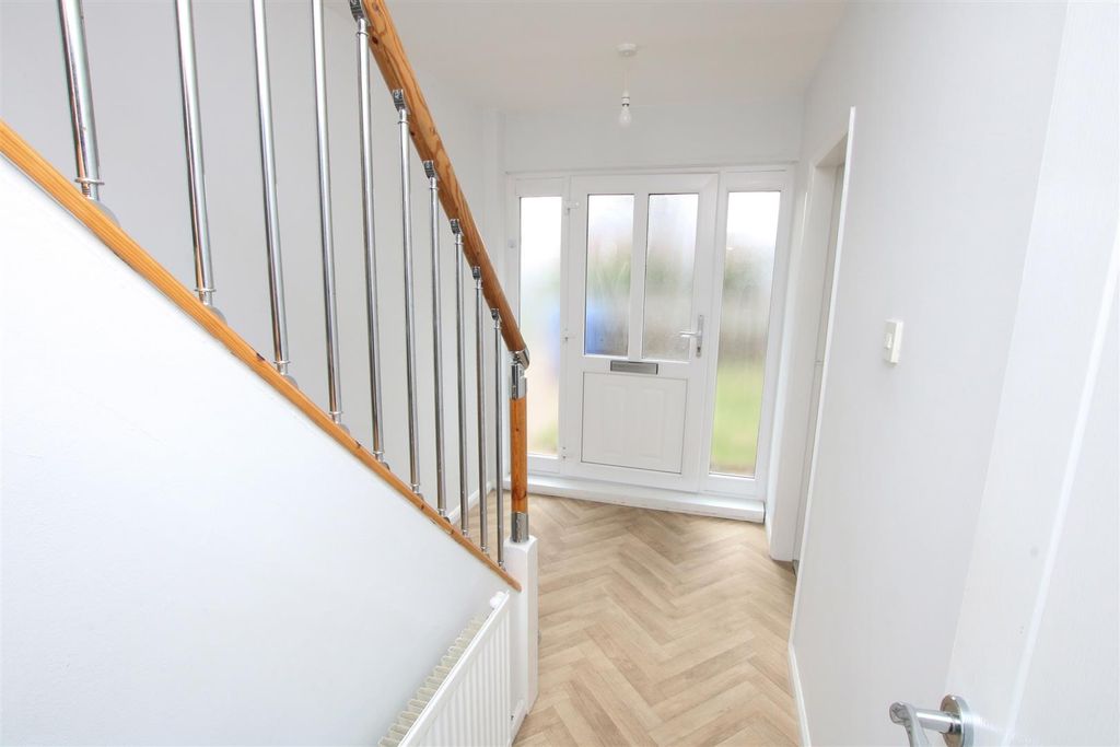 Property photo 2 of 14 Entrance Hall