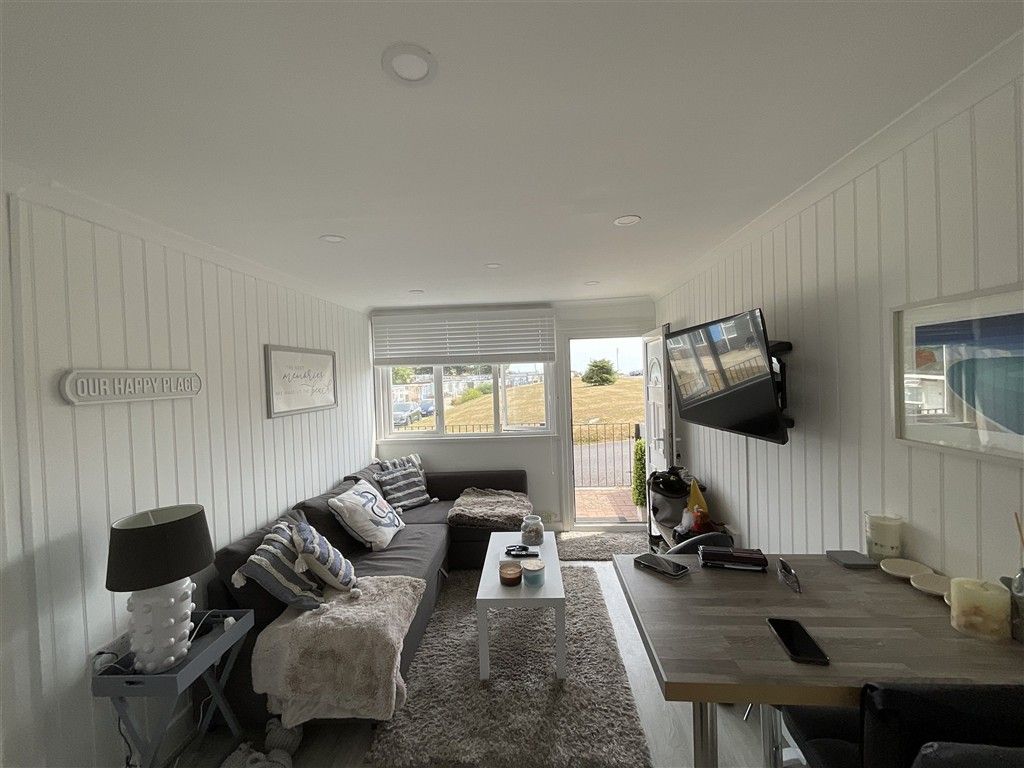 Property photo 3 of 7 Lounge/Dining Area