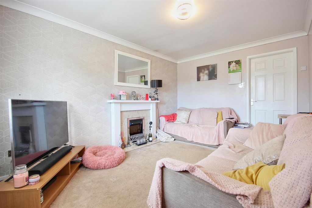 Property photo 3 of 17 Lounge