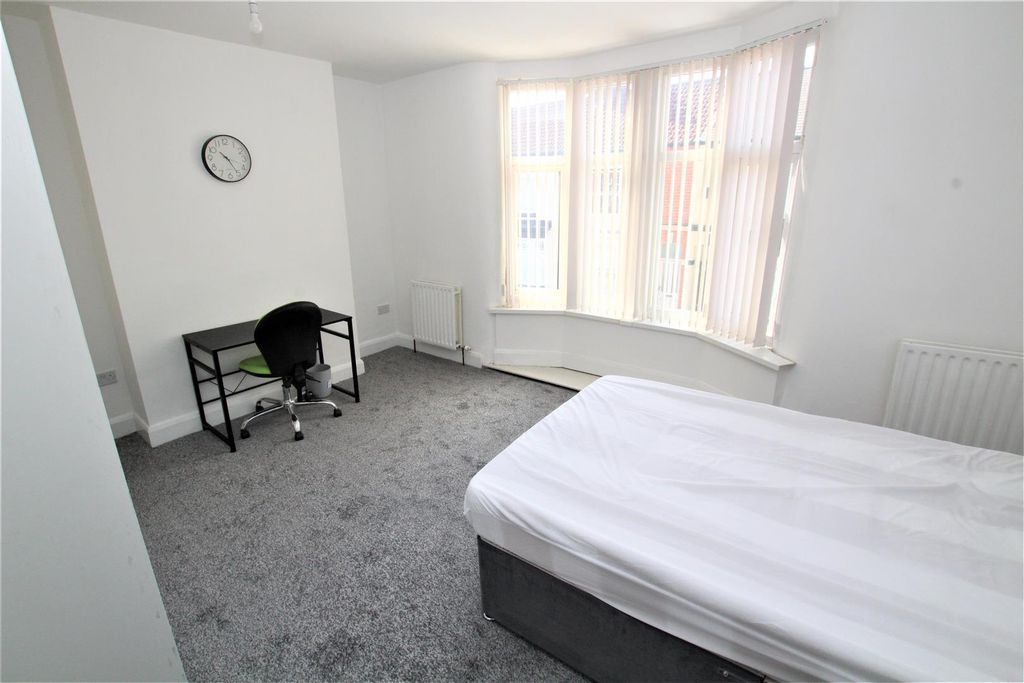Property photo 3 of 10 Bedroom 5.Jpg
