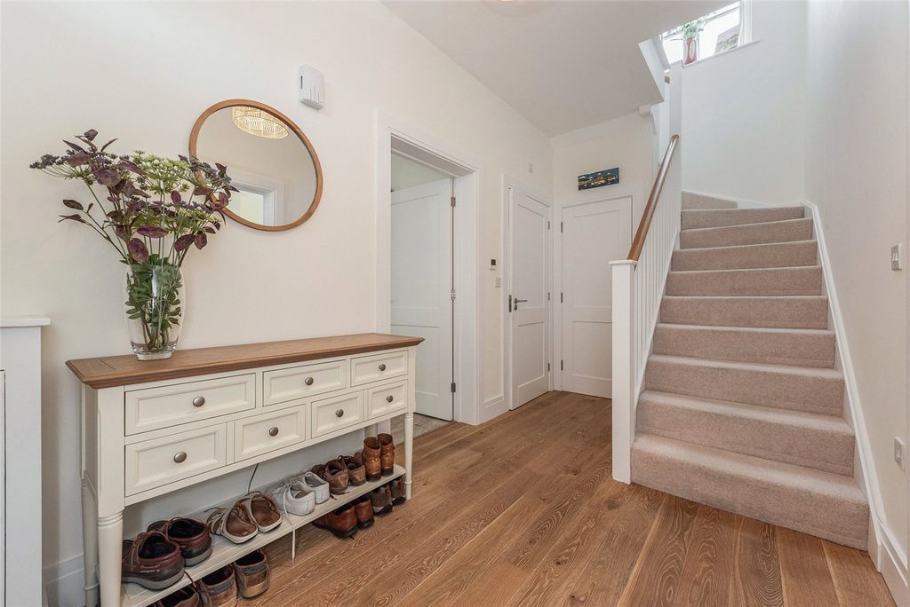 Property photo 3 of 16 Entrance Hall